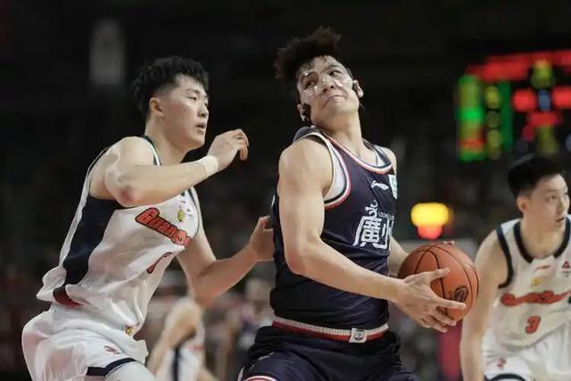 开云-悬崖边！广东CBA季后赛首战折戟，徐杰救主难挽狂澜？